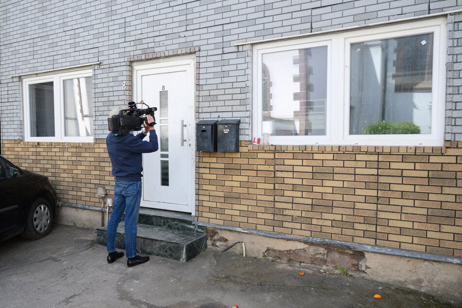 Das gesamte Mehrfamilienhaus wurde nach Anordnung der Staatsanwaltschaft Paderborn beschlagnahmt.