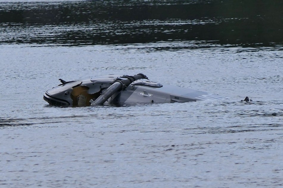 Nach dem Absturz treibt der Airbus-Helikopter H135 kopfüber im Wasser der Mulde.