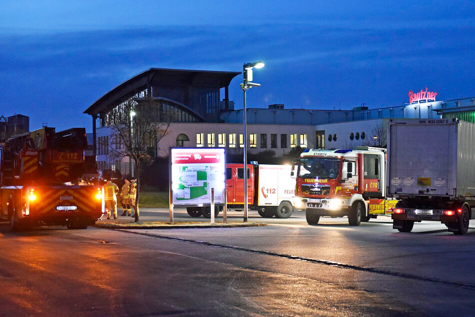 Die Feuerwehr postierte sich rund um das Bautz'ner Werk in Kleinwelka.