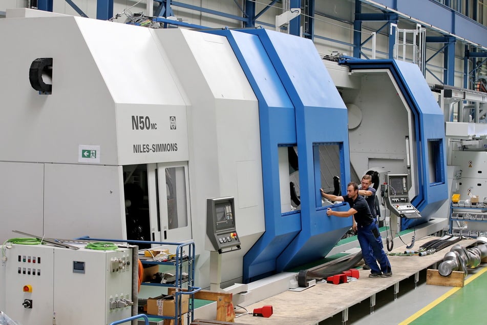 Zwei Arbeiter des Chemnitzer Maschinenbauers Niles-Simmons Industrieanlagen bei der Montage eines CNC-Bearbeitungszentrums Typ N50 MC. Die Industrie sieht den Standort Deutschland in Gefahr.