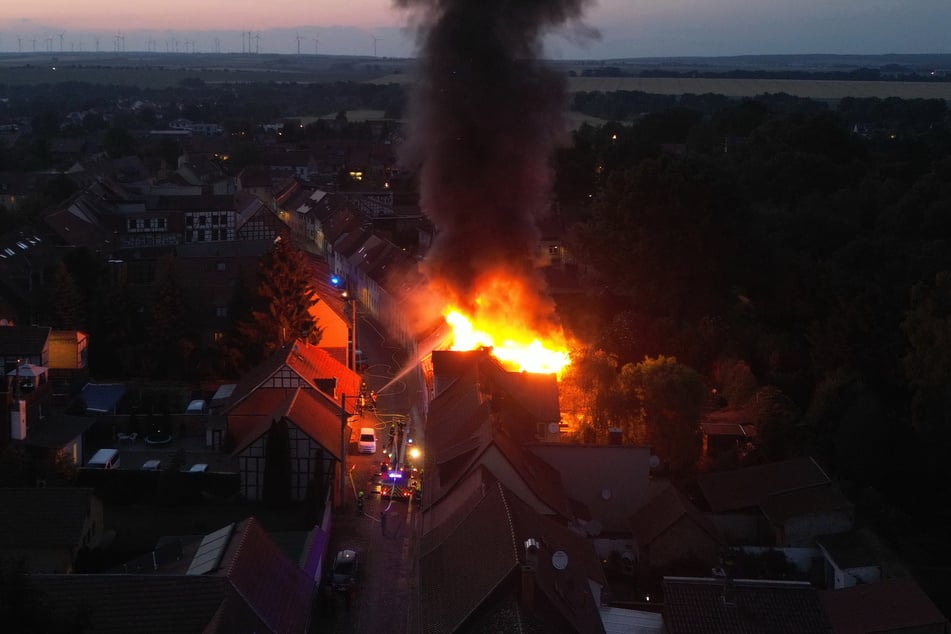 Die Flammen waren meterweit zu sehen.