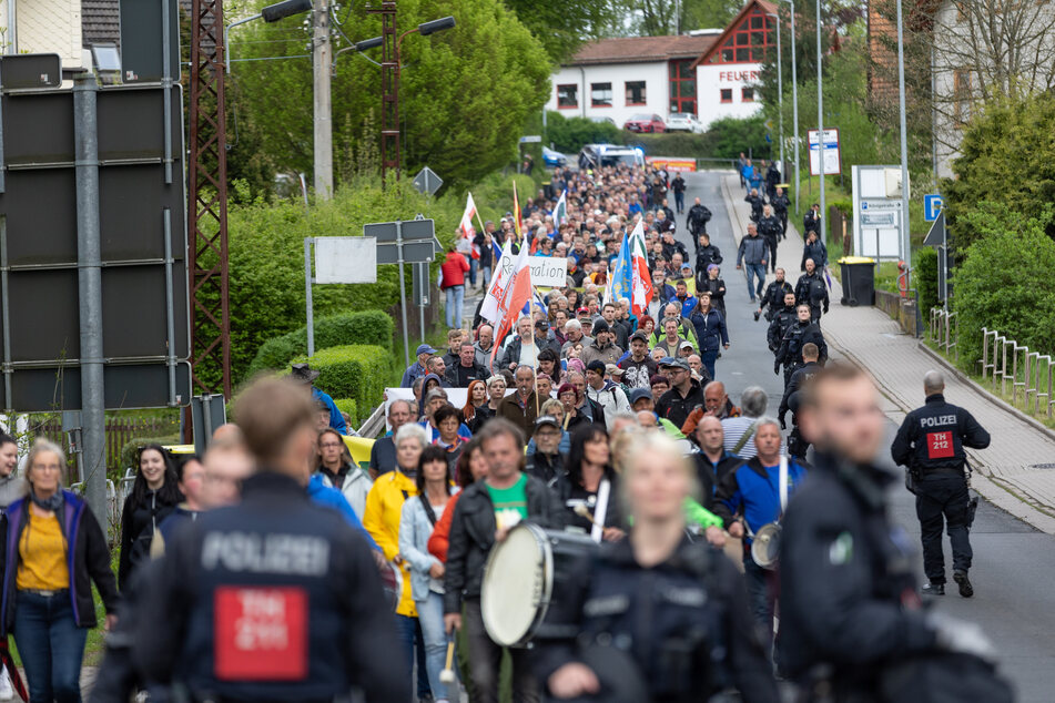 Hunderte Menschen waren dem Aufruf der Freien Initiative Schleusingen gefolgt und demonstrierten gegen eine geplante Flüchtlingsunterkunft.