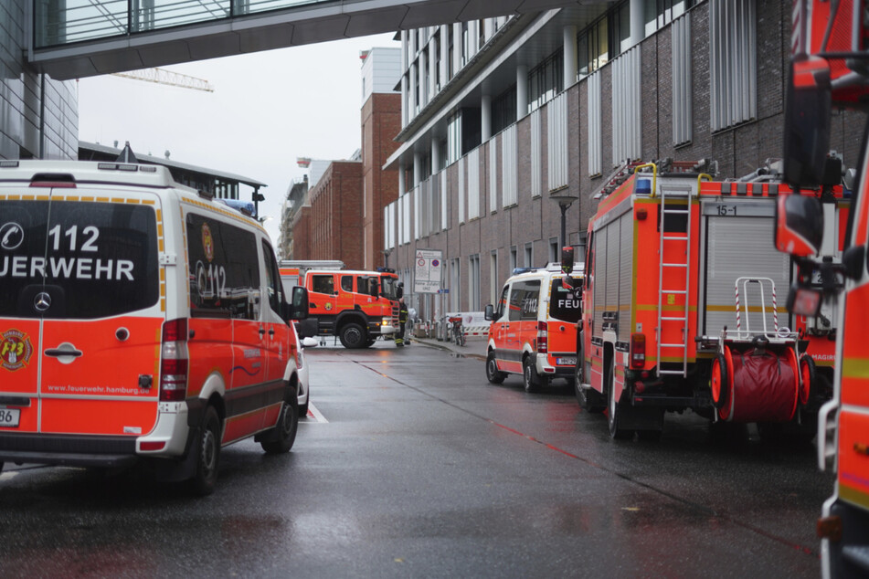 Hamburg: Brandgeruch im UKE: Feuerwehr rückt mit Großaufgebot an