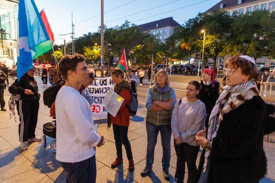 Constantin Schreiber (47) traf am Mittwochabend in Dresden auf Pro-Palästina-Demonstranten.