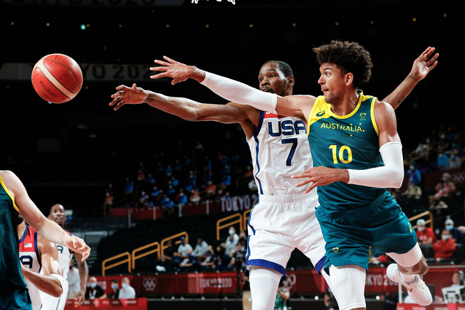 Kevin Durant of Team USA (l.) and Matisse Thybulle of Team Australia battle it out in Thursday's Olympic match.