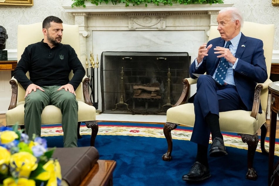 The administration of President Joe Biden (r.) has announced another $725 million in military assistance for Ukraine, including more controversial landmines.