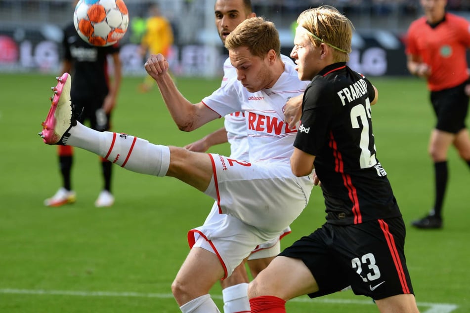 Kölns Benno Schmitz (2.v.r.) im hart geführten Zweikampf mit Jens Petter Hauge: Die beiden Teams schenkten sich in der an sich aber fairen Partie nichts.