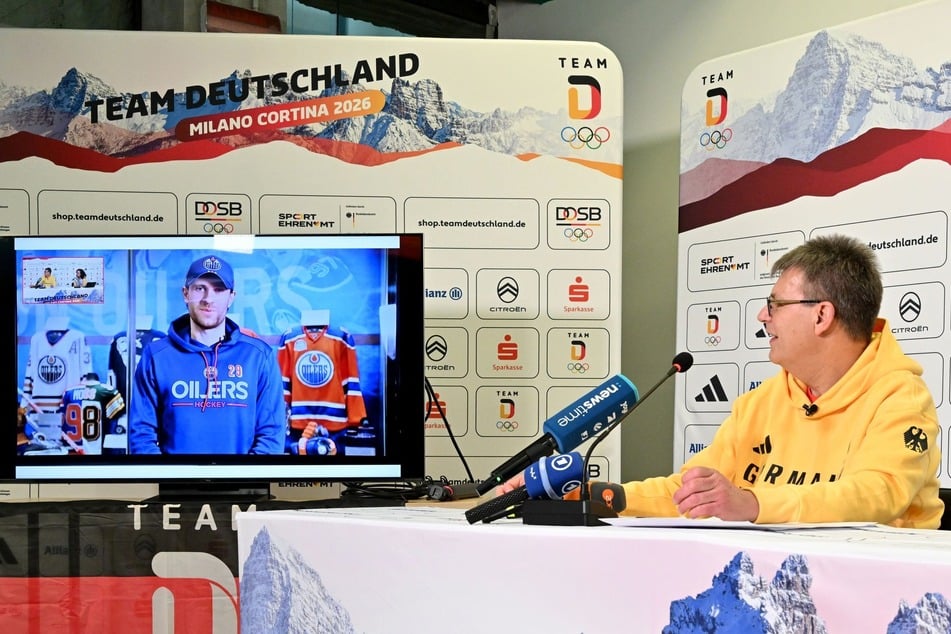 Als DOSB-Präsident Thomas Weikert (64, r.) bekannt gab, dass Leon Draisaitl (30) die Fahne trägt, war dieser noch in den USA.