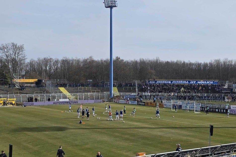 Die letzten Vorbereitungen vor dem Topspiel sind getroffen. Gleich kann es losgehen.