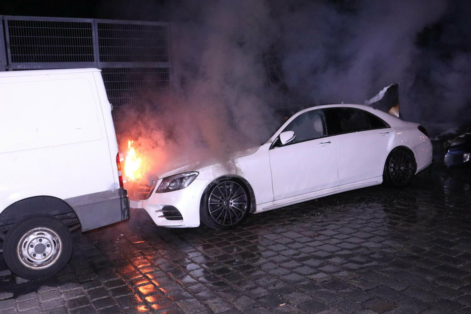 Ein VW Cabrio und eine Mercedes S-Klasse brennen in Berlin-Neukölln.