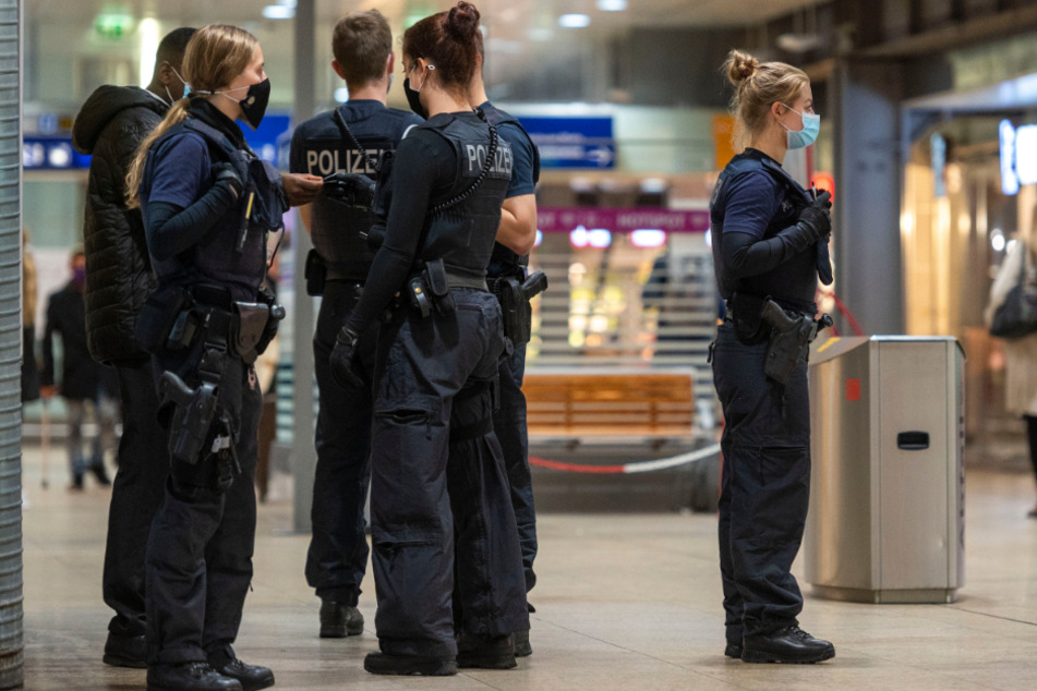 Am Düsseldorfer Hauptbahnhof schnappten die Beamten zu und vollstreckten den Haftbefehl.