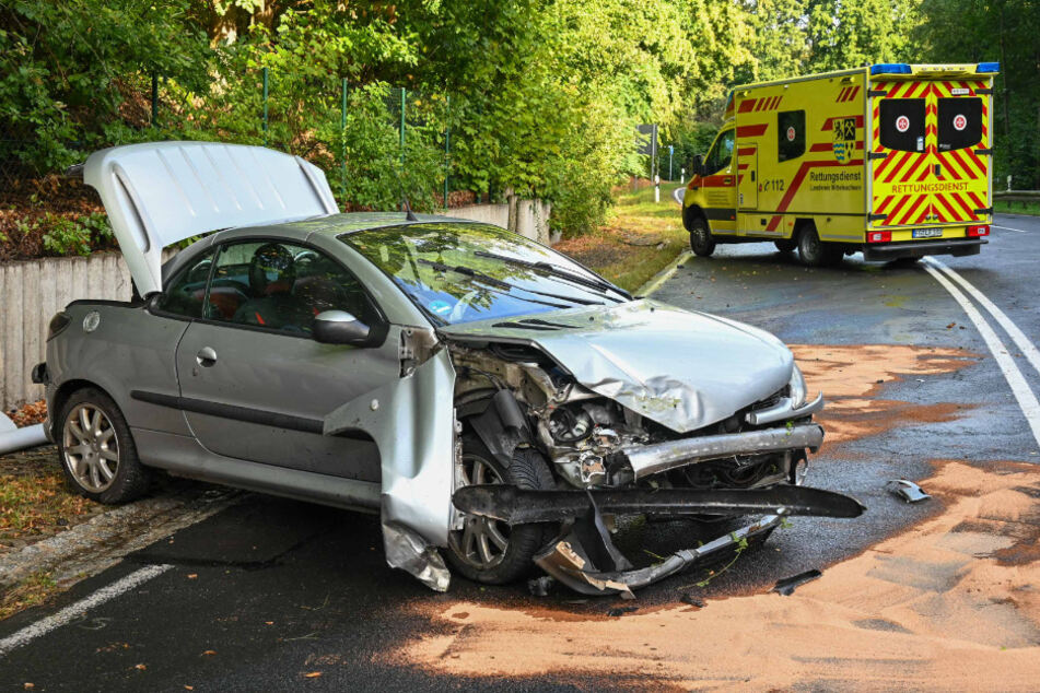 Der Peugeot musste nach dem Unfall abgeschleppt werden.