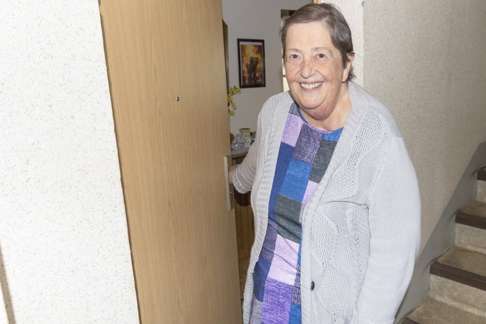 Mieterin Elke Hoppe (67) freut sich, dass sie in Zukunft durch den Solarstrom Geld sparen kann.