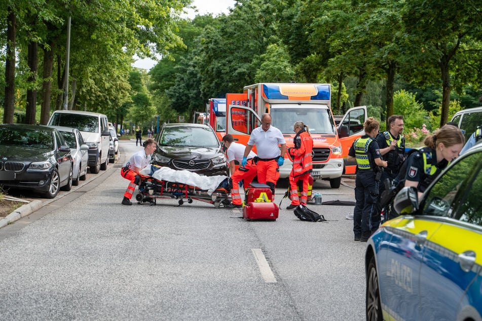 In Hamburg wurde am Mittwoch eine minderjährige Person bei einem Unfall mit einem Auto verletzt.