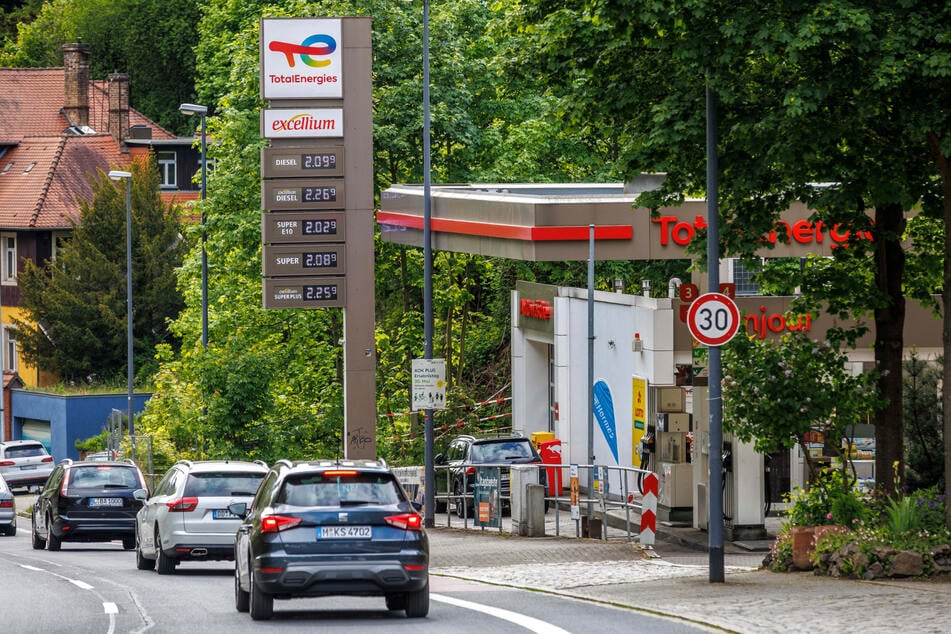 Tankstellen dürfen nur einmal am Tag die Preise anheben. Senkungen sind immer möglich.