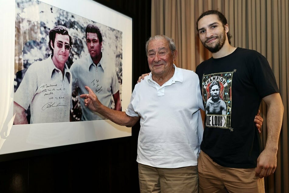 Nicol Ali Walsh (r.) is represented by legendary boxing promoter Bob Arum (second from r.), who also once promoted Muhammad Ali.