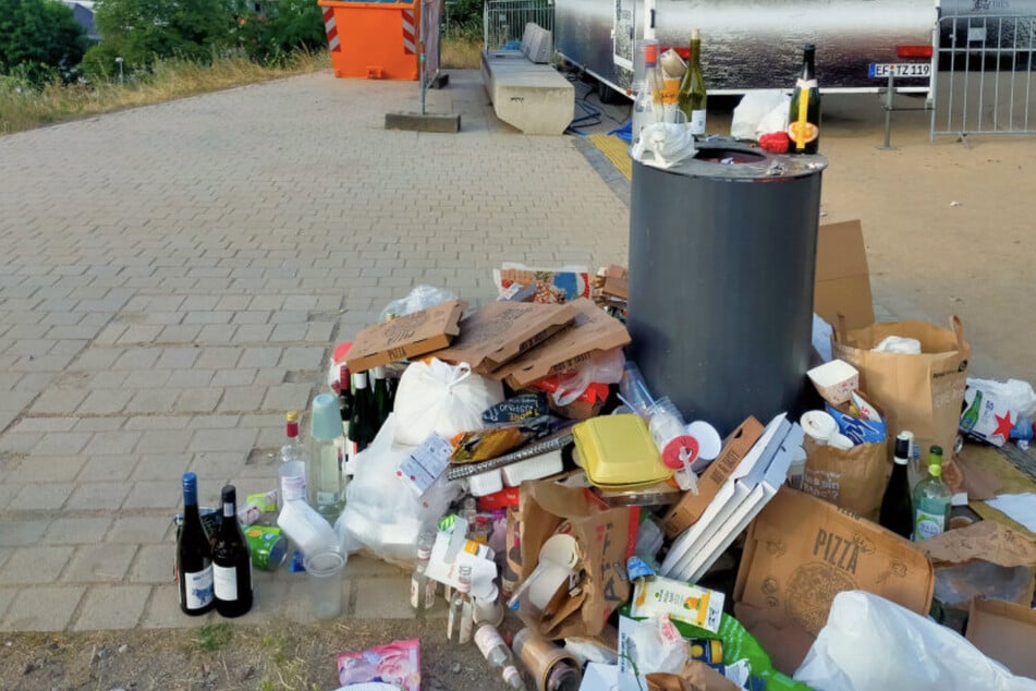 Die Feiernden ließen ihren Müll arglos liegen.