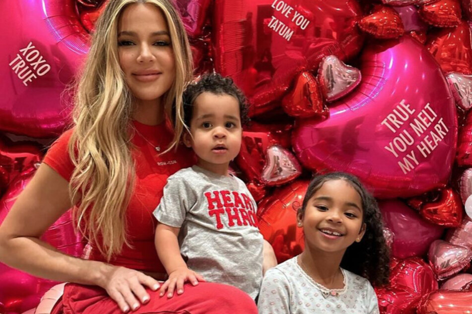 Khloé Kardashian (l.) shared a new look at her growing kids True (r.) and Tatum.