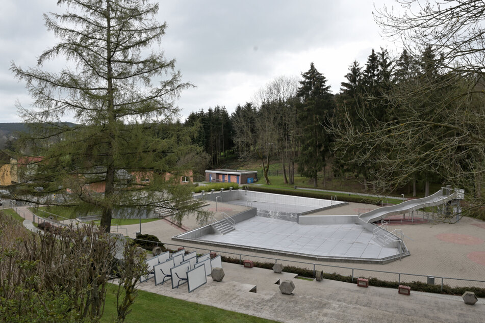 Wassermassen: Das Einsiedler Planschbecken (v.) fasst 45 Kubikmeter (oder 300 Badewannen), das Hauptbecken satte 850 Kubikmeter Wasser.