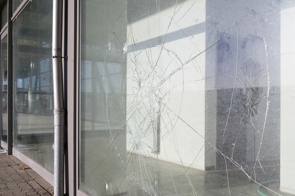 In Reichenbach im Vogtland wurde die Glasscheibe an einem Seniorenheim beschädigt. (Symbolbild)