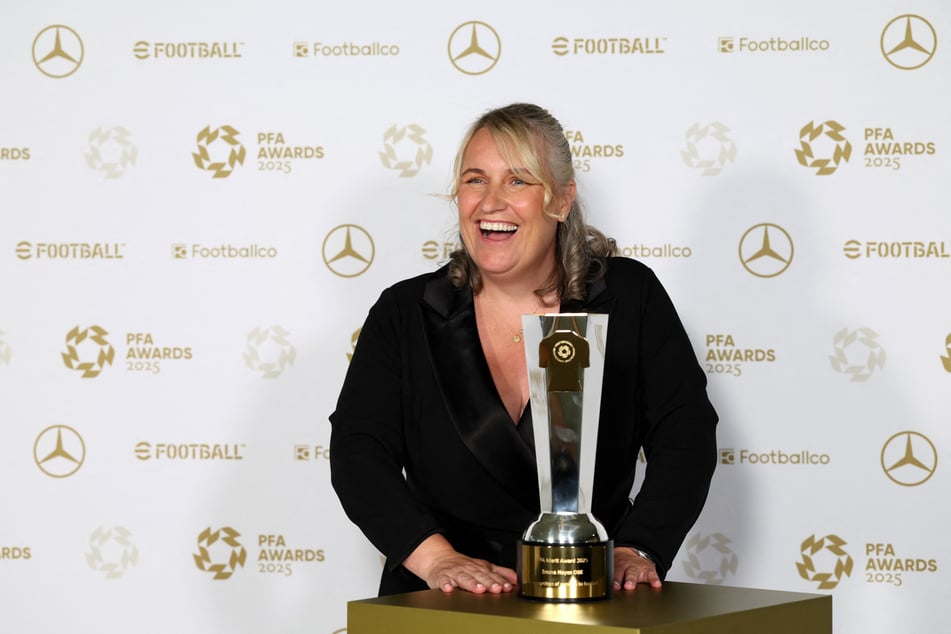 2025 wurde Emma Hayes (49) mit dem PFA Merit Award für besondere Leistungen im englischen Fußball ausgezeichnet.
