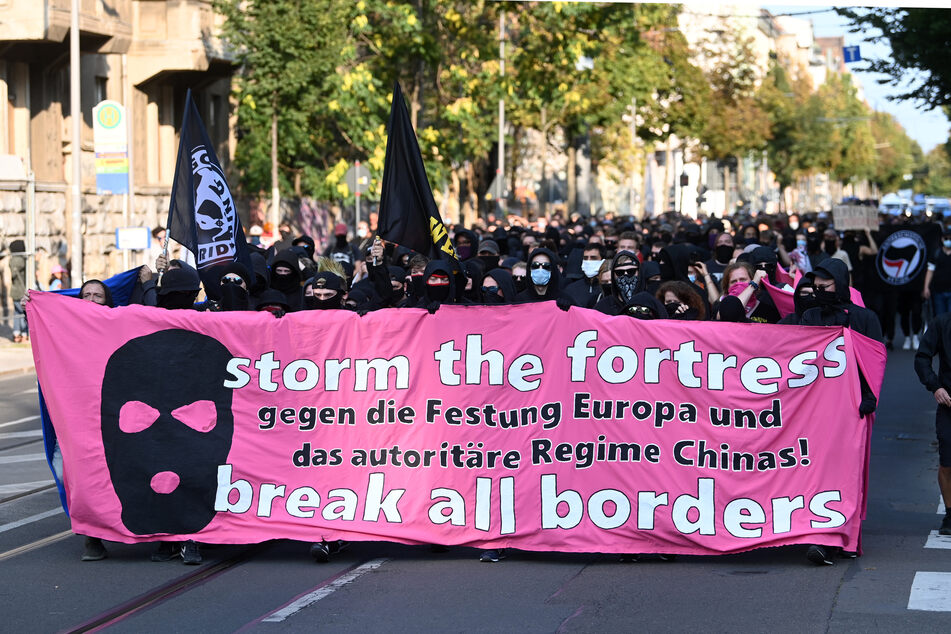 Das Motto der Demo: "Storm the fortress - break all borders!: Gegen die Festung Europa und das autoritäre Regime Chinas"