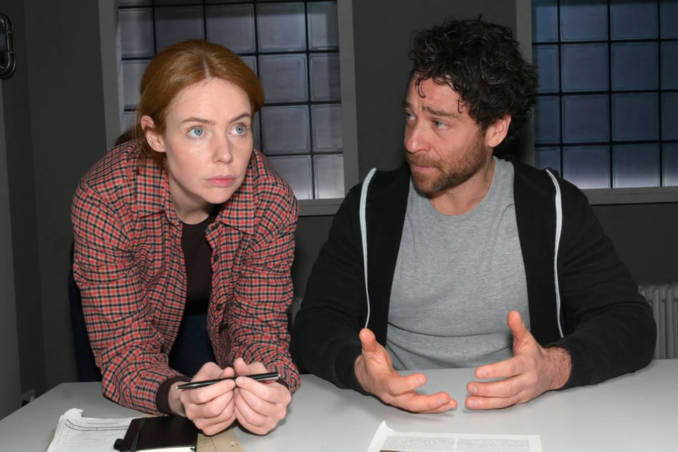 Toni versucht, Carlos zu einer Aussage zu bewegen.