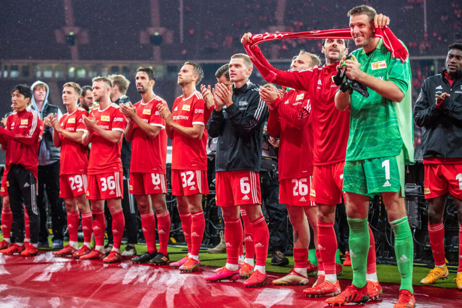 Die Spieler des 1. FC Union Berlin feiern im Berliner Olympiastadion den Einzug in die Gruppenphase der UEFA Conference League mit ihren Fans.