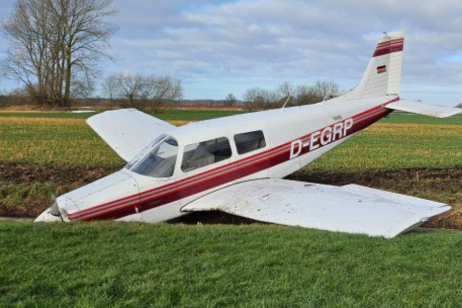 Bei Osterholz-Scharmbeck ist am Mittwoch ein Kleinflugzeug abgestürzt. An Bord waren eine Flugschülerin und ihr Lehrer, die großes Glück hatten.
