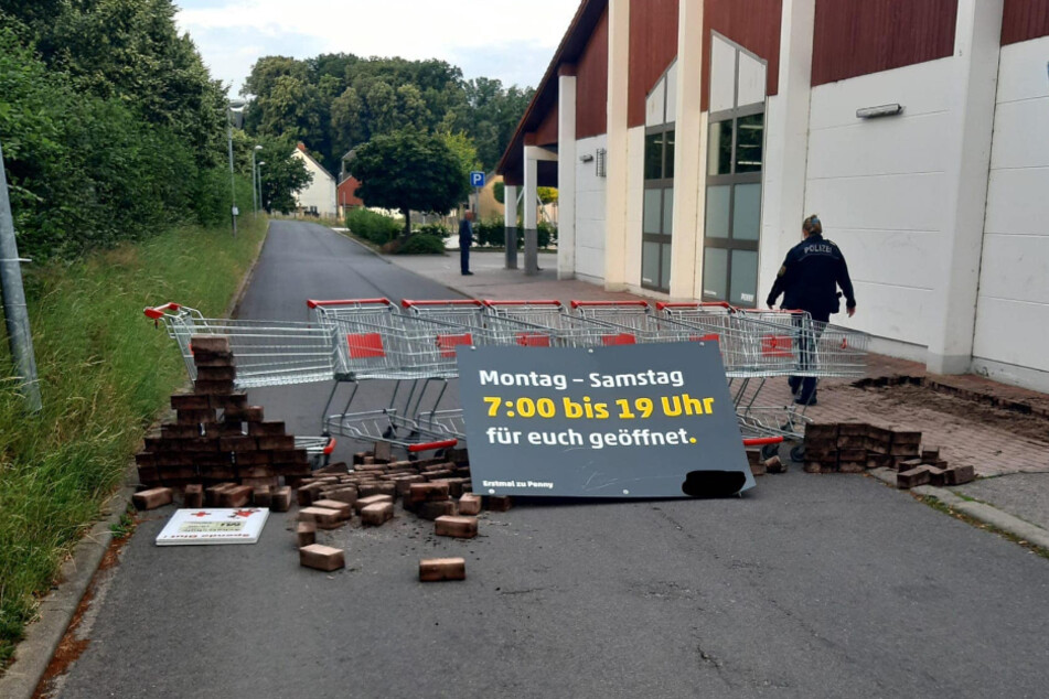 Barrikade aus Pflastersteinen und Einkaufswagen: Die Supermarkt-Zufahrt fiel Vandalen zum Opfer.