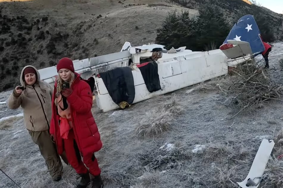 Aus einem abgestürzten Flugzeug bauen sich die Teilnehmer von "7 vs. Wild" ein Lager.