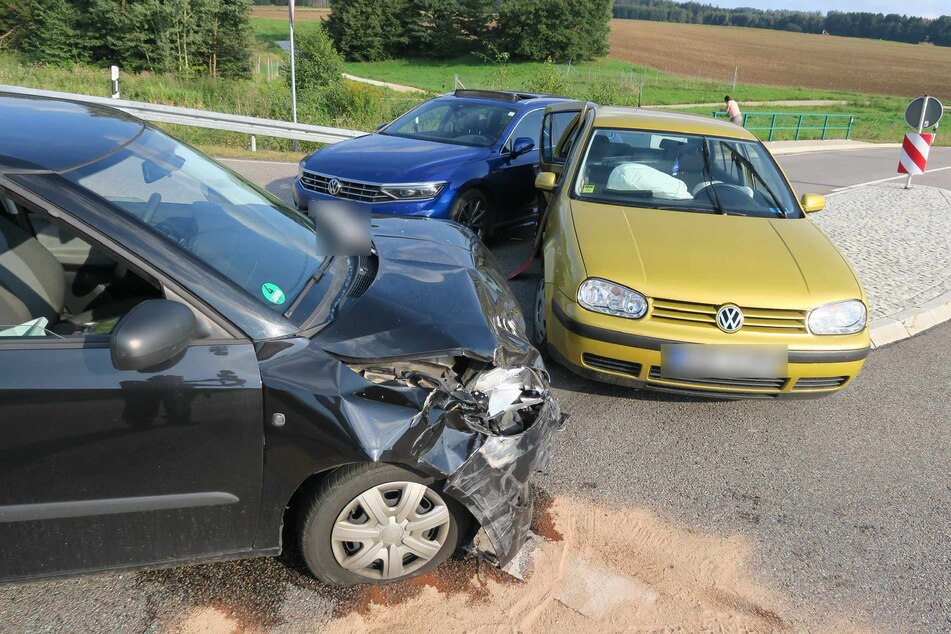 Drei Autos krachten am Montag auf der S282 bei Kirchberg (Landkreis Zwickau) ineinander.