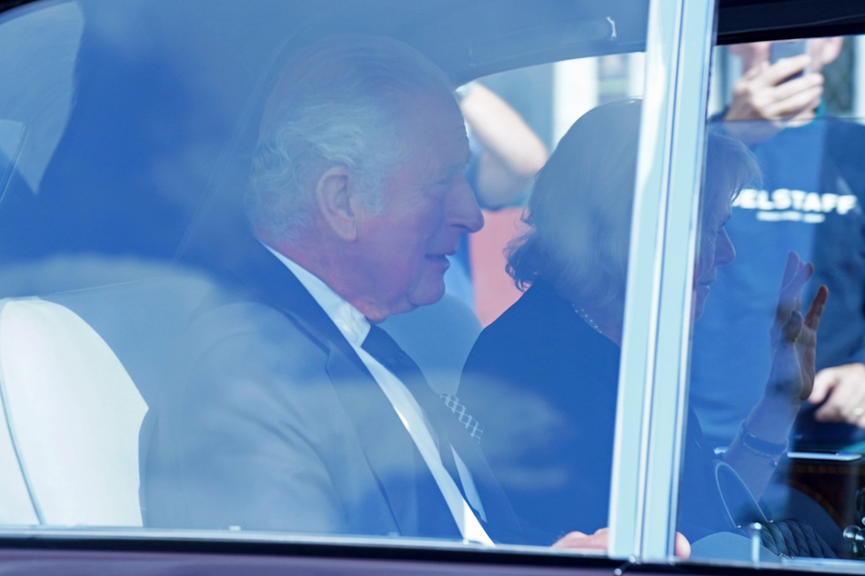König Charles III. und Königin Camilla landeten am Freitagnachmittag in London.
