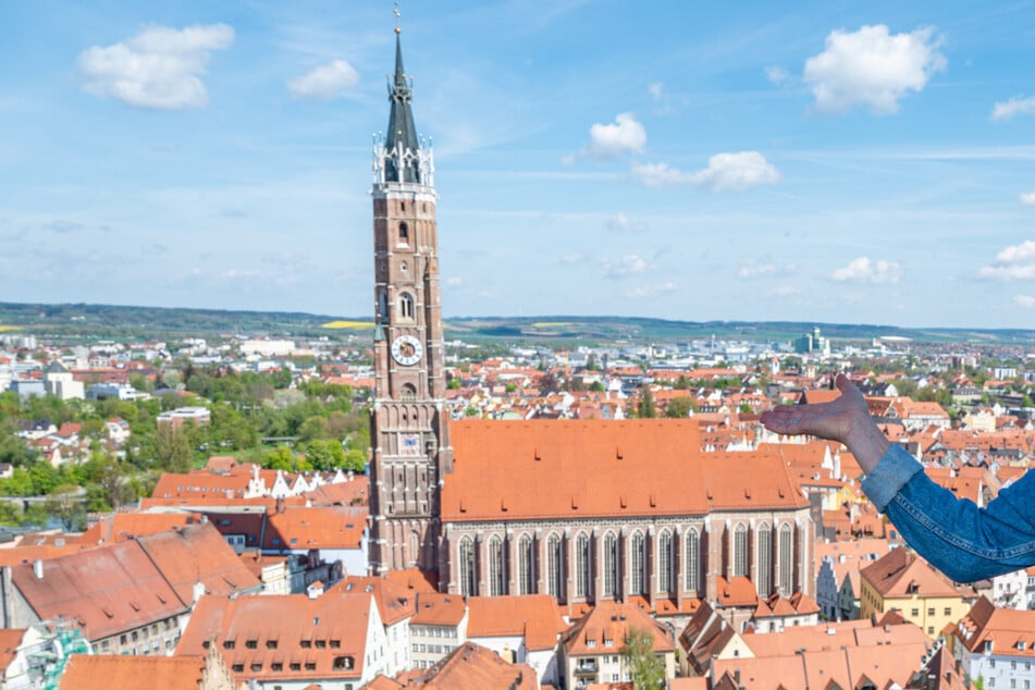 Ausblick auf die Landshuter Martinskirche. Ihr Turm ist mit 130,1 Metern der höchste Backsteinturm der Welt sowie der höchste Kirchturm Bayerns.