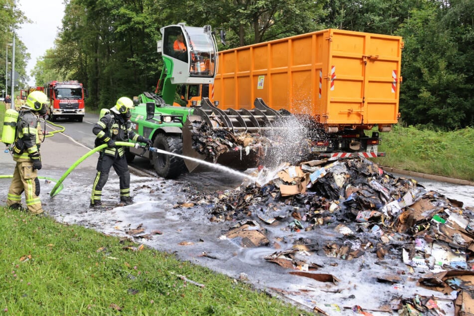 Chemnitz: Vollsperrung in Chemnitz: Brand in Müllauto