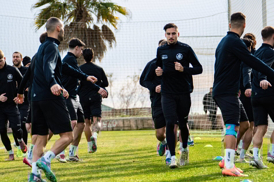 Die Spieler von Lok Leipzig mussten an den ersten Trainingstagen bei um die 16 Grad schon ordentlich schwitzen. Am Mittwoch steht das erste Testspiel auf dem Plan.