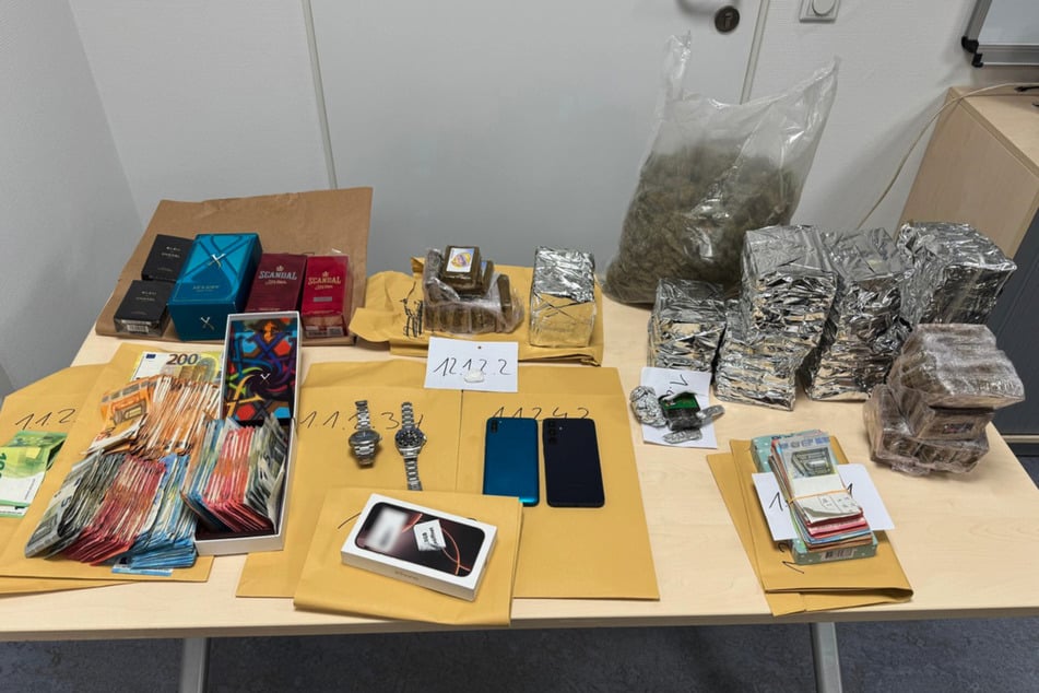 In der Wohnung der beiden Verdächtigen machte die Düsseldorfer Polizei einen dicken Fund.