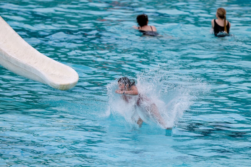 Ferienkinder aus Nordrhein-Westfalen freuten sich auf einen Ausflug ins Freibad, wurden dort jedoch von einem Schwarm asiatischer Hornissen attackiert. (Symbolfoto)