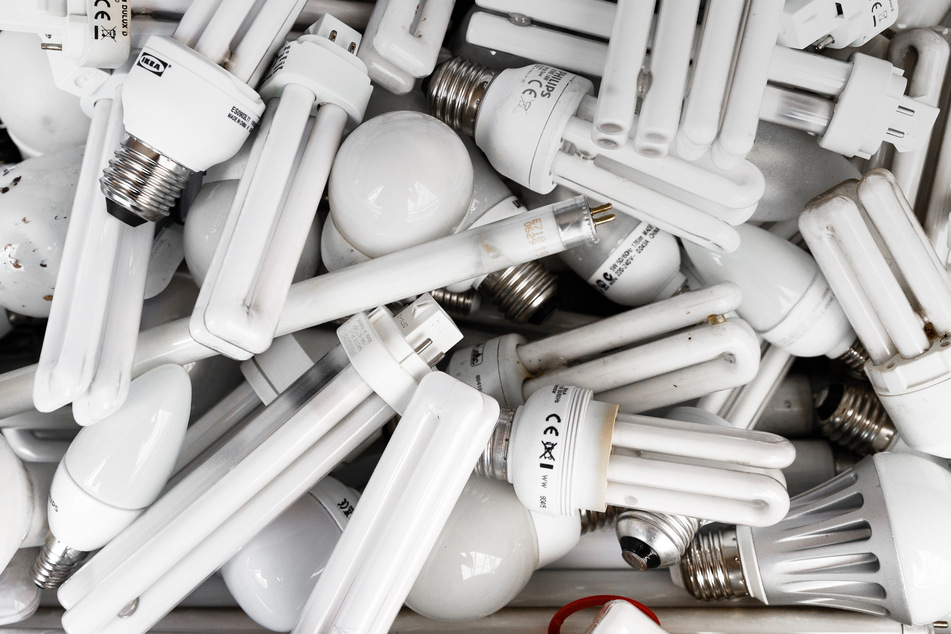 Werden bald nicht mehr verkauft, haben aber nichts im Hausmüll zu suchen: Energiesparlampen und Leuchtstoffröhren, die man austauscht, gehören in den Elektroschrott.