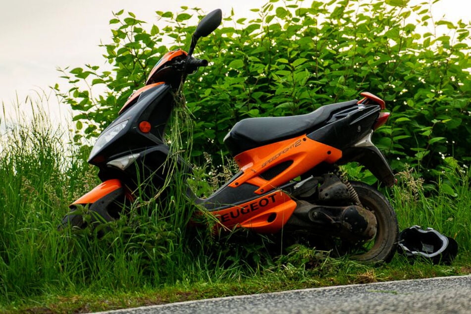 Ohne Helm gestürzt: Rollerfahrer (43) erleidet schwere Kopfverletzungen
