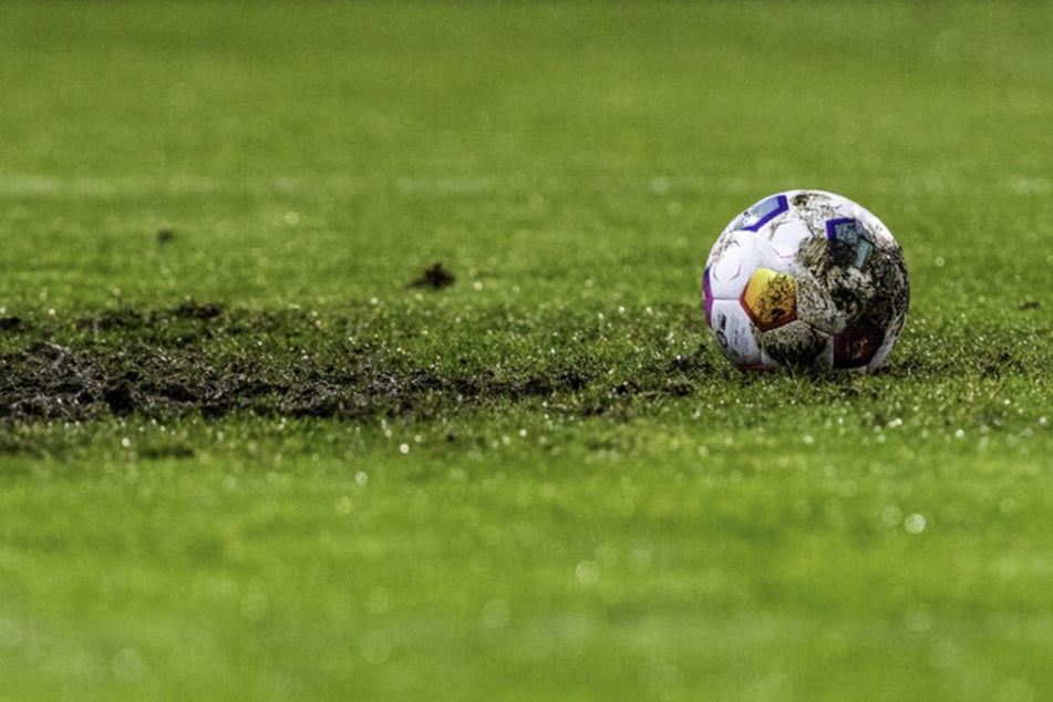 Bei einem Amateurfußballspiel in Oberfranken ist es zu gewalttätigen Tumulten unter den Zuschauern gekommen. (Symbolbild)