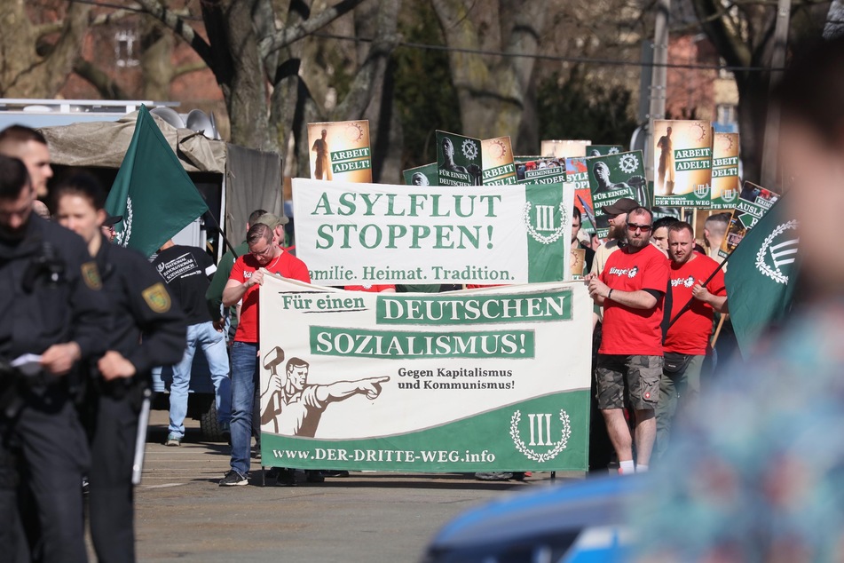 Immer wieder demonstrieren die Anhänger der rechtsextremen Partei "Der III. Weg" gegen die "Asylflut", wollen einen "Deutschen Sozialismus". (Archivbild)