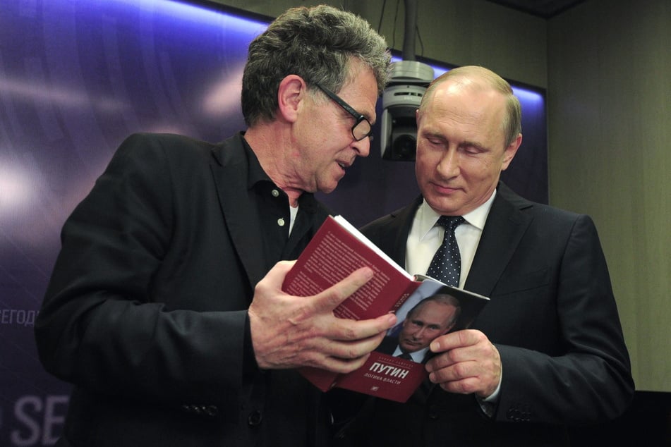 Der deutsche Journalist Hubert Seipel (73, l.) schaut sich mit Wladimir Putin (71), Präsident von Russland, sein Buch "Putin - The Logic of Power" an. (Archivbild)