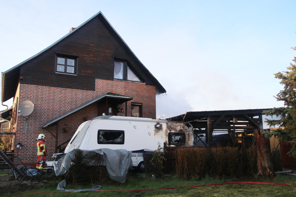 Sowohl das zuerst brennende Nebengelass (r.) als auch Wohnwagen und Wohnhaus nahmen großen Schaden.