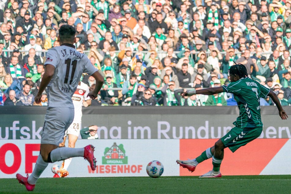 Bremens Samuel Mbangula (r.) traf nach 106 Sekunden zur 1:0-Führung.
