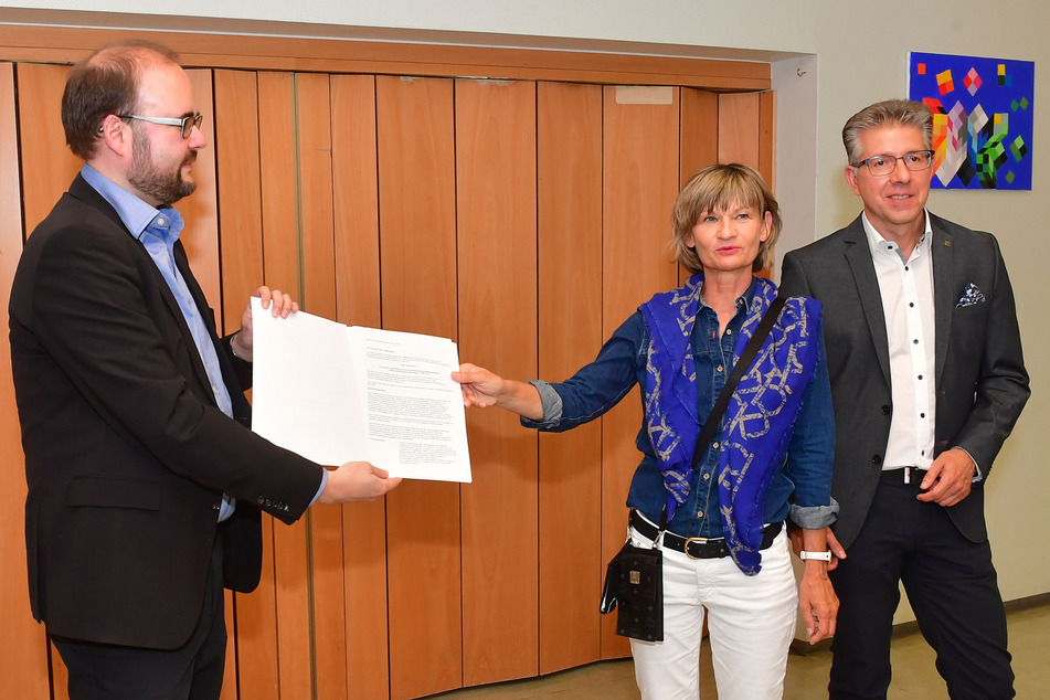 Oberbürgermeisterin Barbara Ludwig und Bürgermeister Ralph Burghart (r.) haben am Montag einen Fördermittelbescheid an die Stadt Chemnitz über rund 12,5 Millionen Euro von Kultusminister Christian Piwarz im Johann-Wofgang-von-Goethe-Gymnasium entgegen genommen.