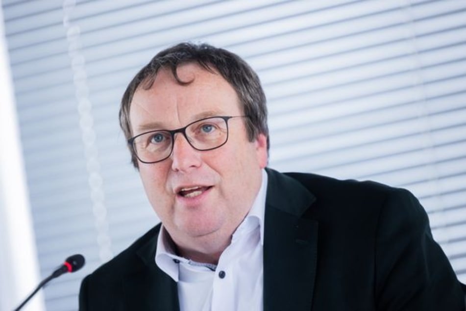 Oliver Krischer (56, Grüne) ist seit dem 29. Juni 2022 Minister für Umwelt, Naturschutz und Verkehr des Landes Nordrhein-Westfalen.