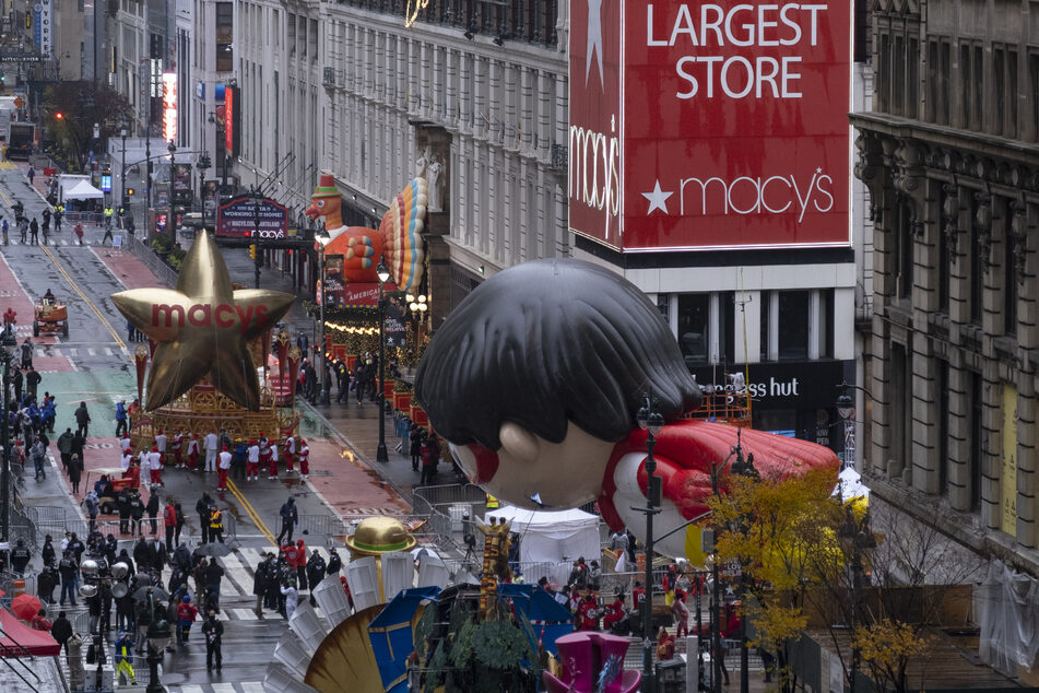 Es war die 94. Parade der Kaufhauskette Macy's, die das Spektakel als Werbeaktion ins Leben rief. Jährlich sehen es Dutzende Millionen Amerikaner im Fernsehen.
