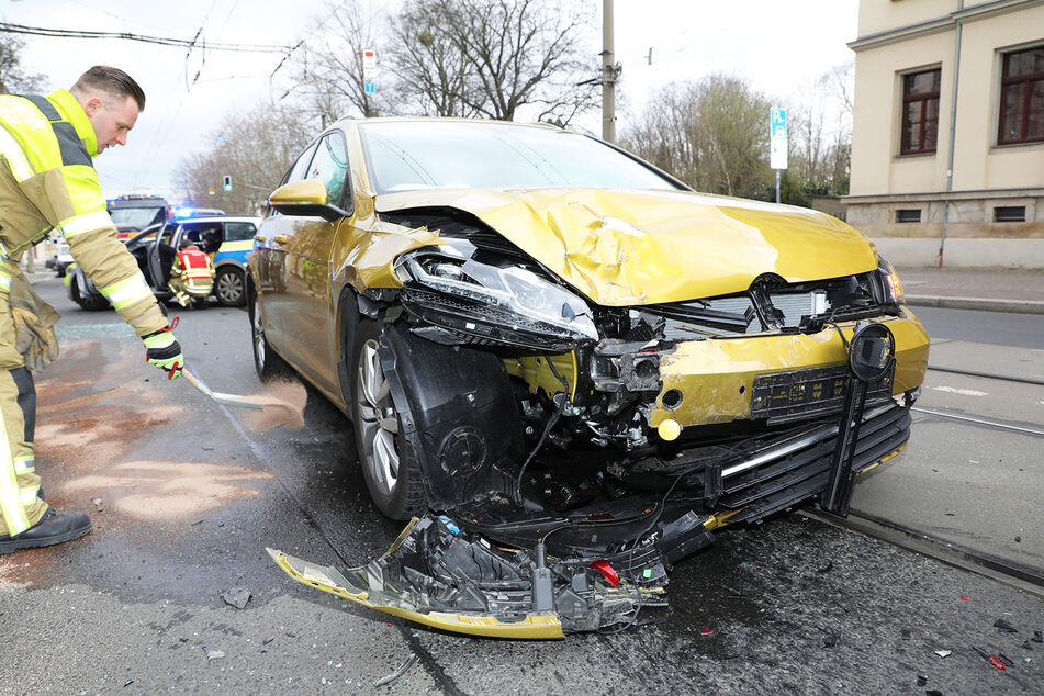 Am VW Golf entstand enormer Schaden.
