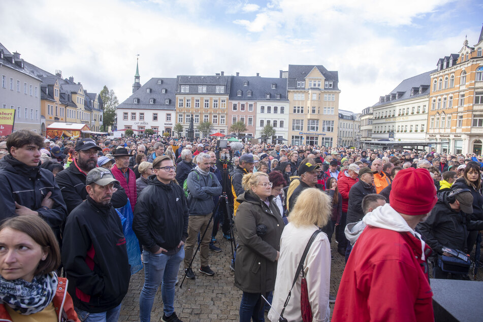 Hunderte Menschen versammelten sich auf dem Annaberger Marktplatz.